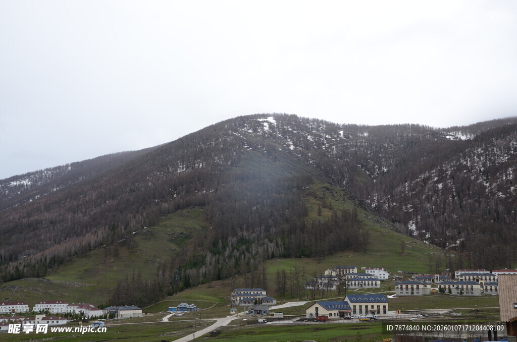 山间村落 云雾缭绕的景致