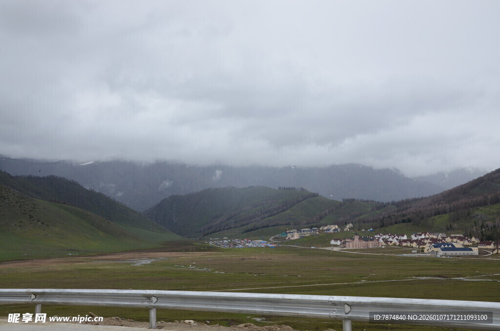 山间公路旁的村落景观