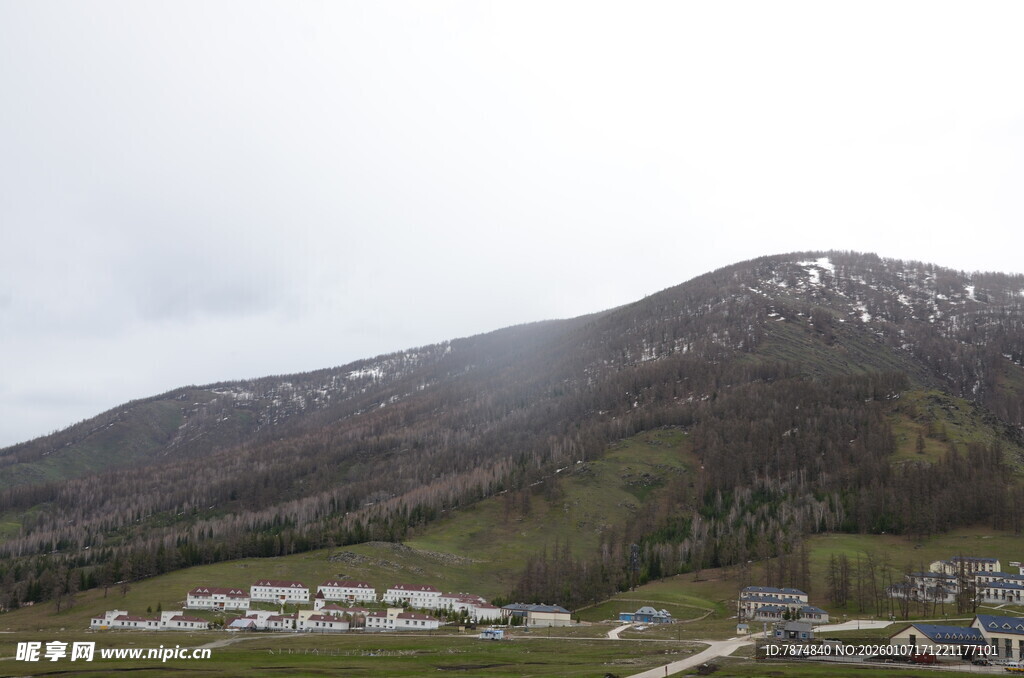 山间村落 云雾缭绕之景