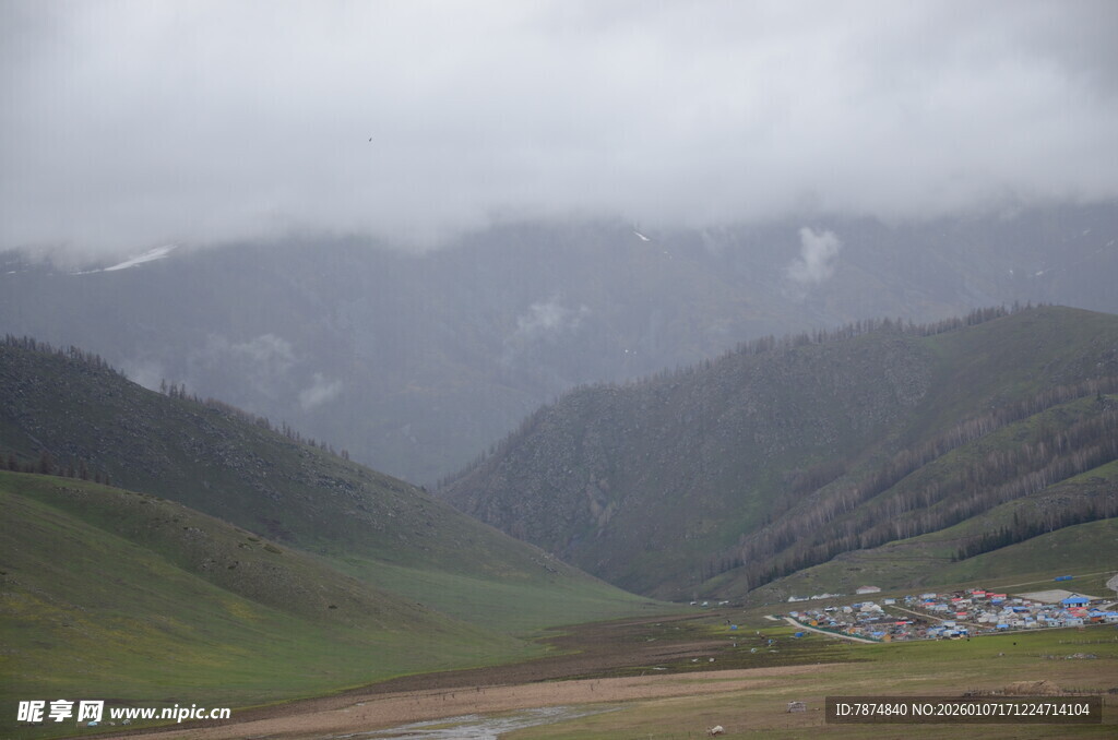 云雾缭绕的山间景色