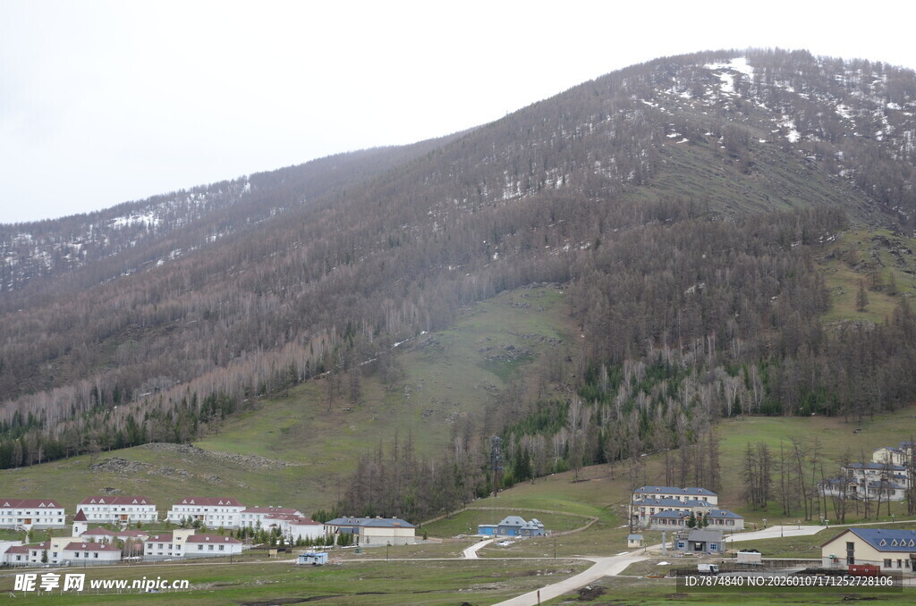 山间村落 雪覆远山美景