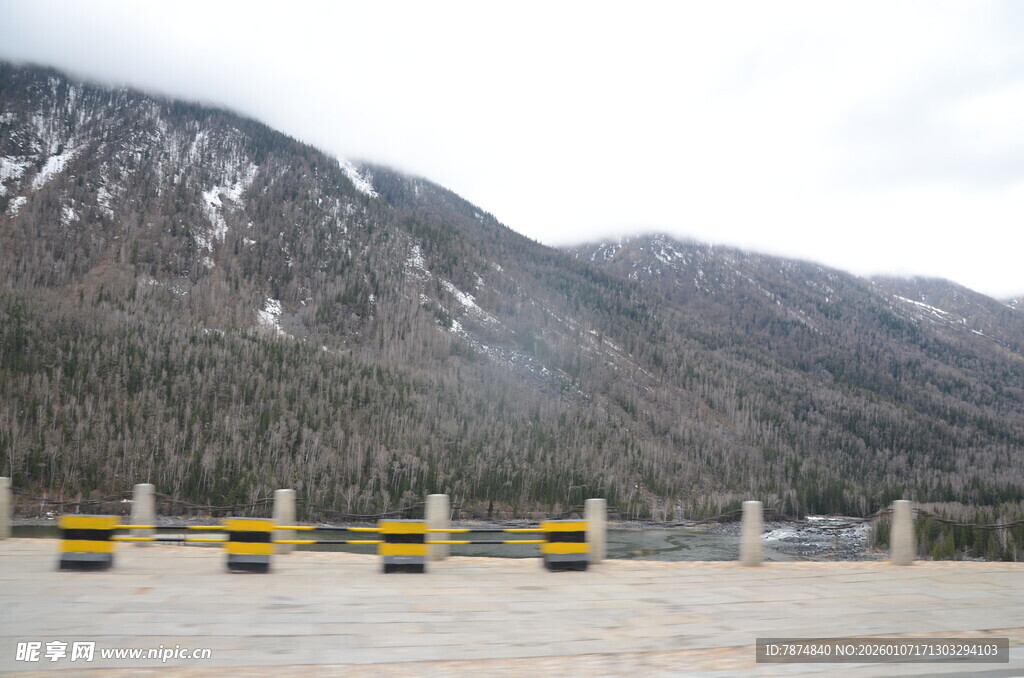 山间公路旁的防撞隔离设施