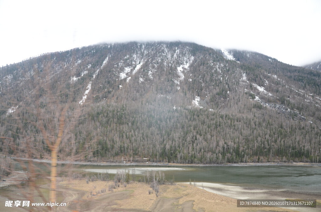 雪山下的开阔河岸风光