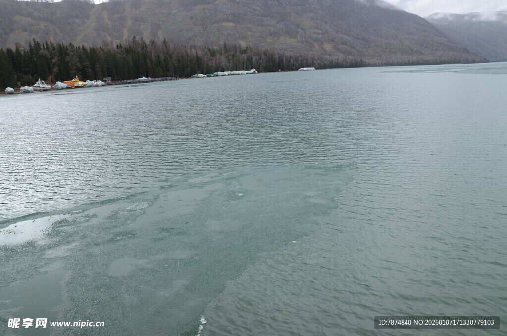 宁静湖水与远处山峦