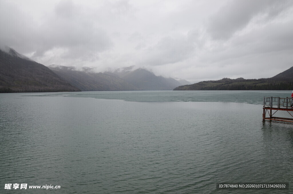 宁静湖景中的木质小码头