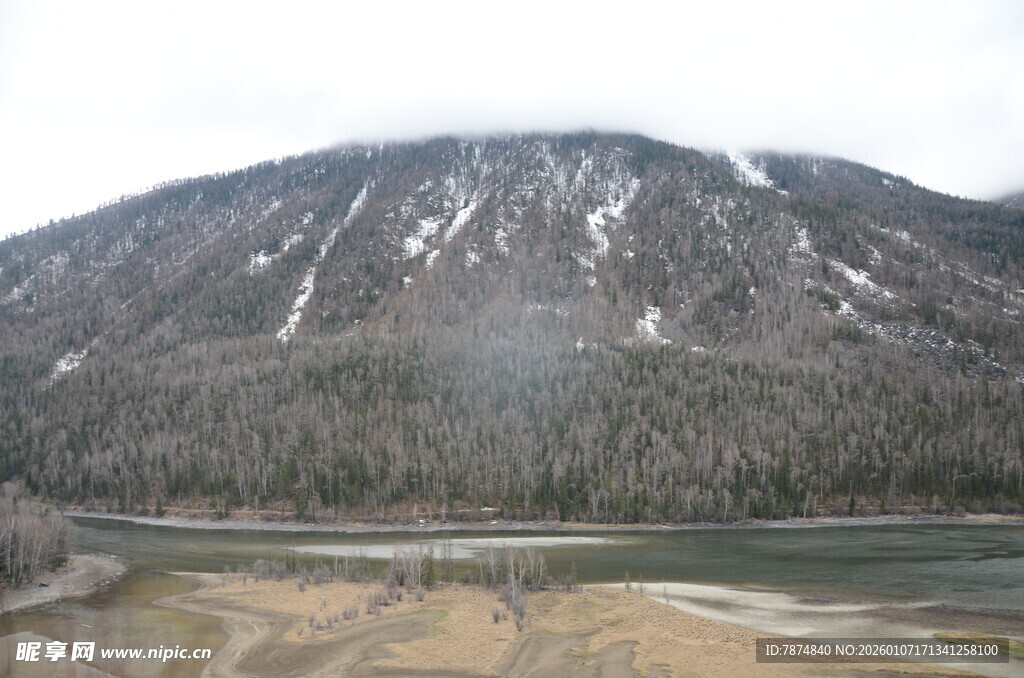 雪山下的开阔河谷风光