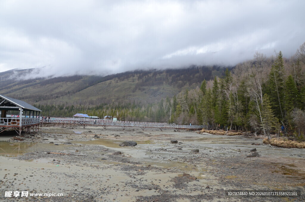 山间空旷场地与木屋景观