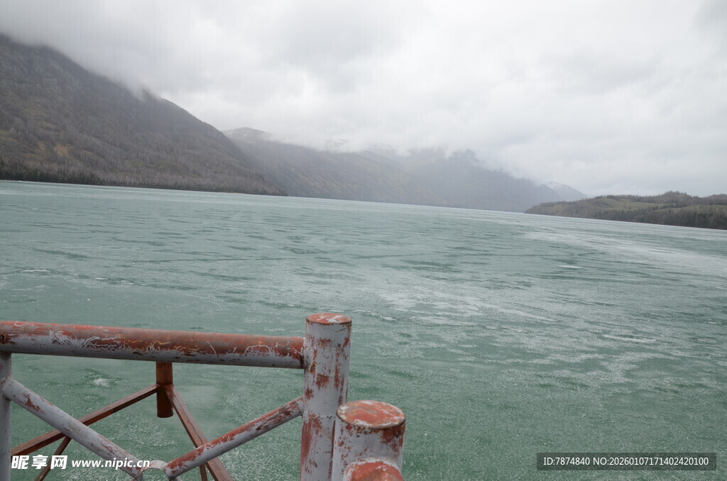 湖畔栈桥边的宁静湖景