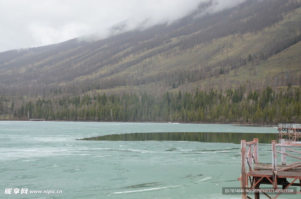 湖畔风光 朦胧山色与栈桥