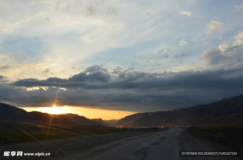 夕阳下的山间公路美景