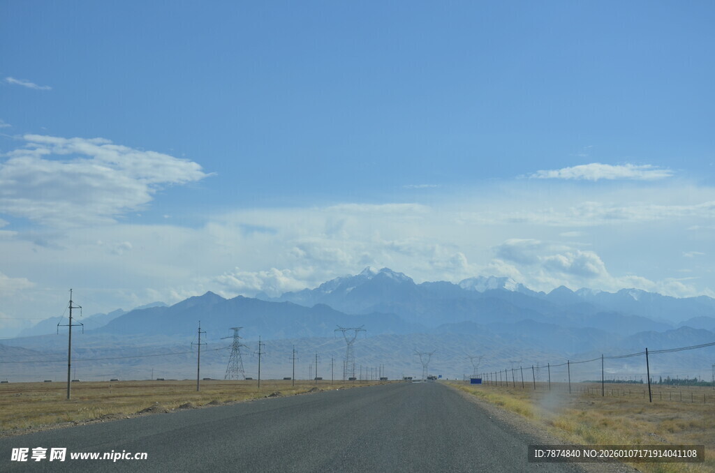 旷野公路与远方雪山美景