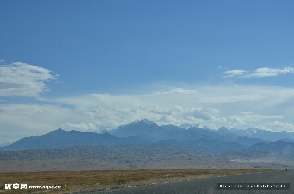 旷野远山蓝天美景