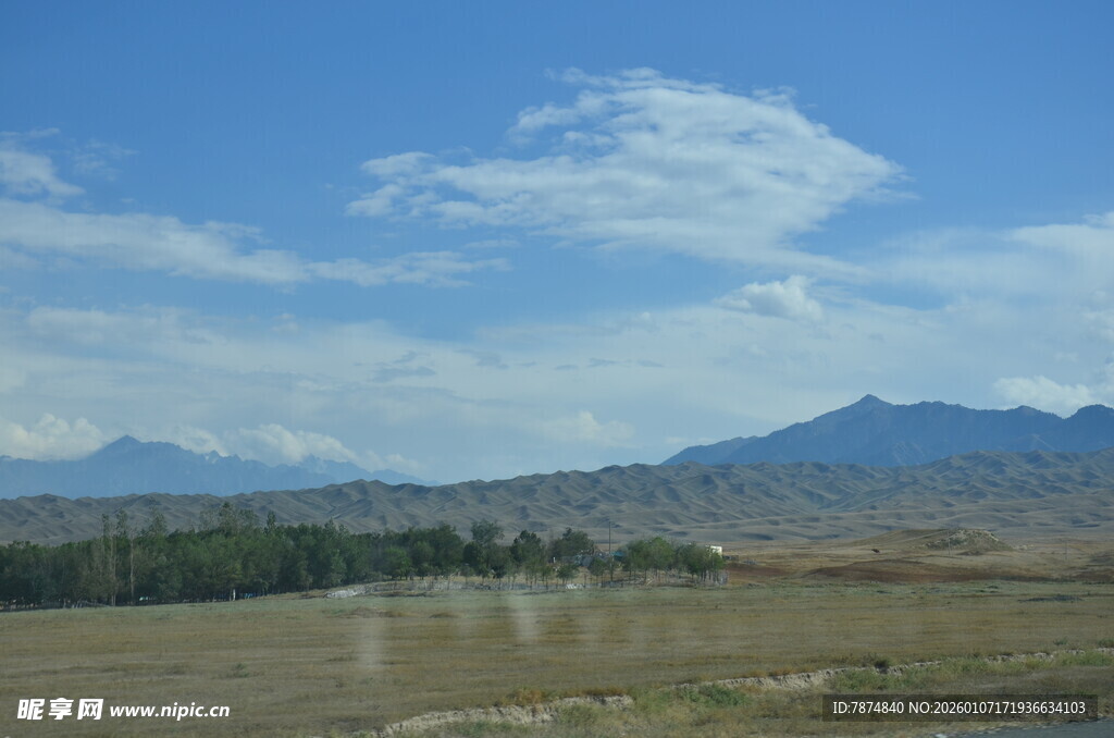 辽阔草原与远处山峦风景