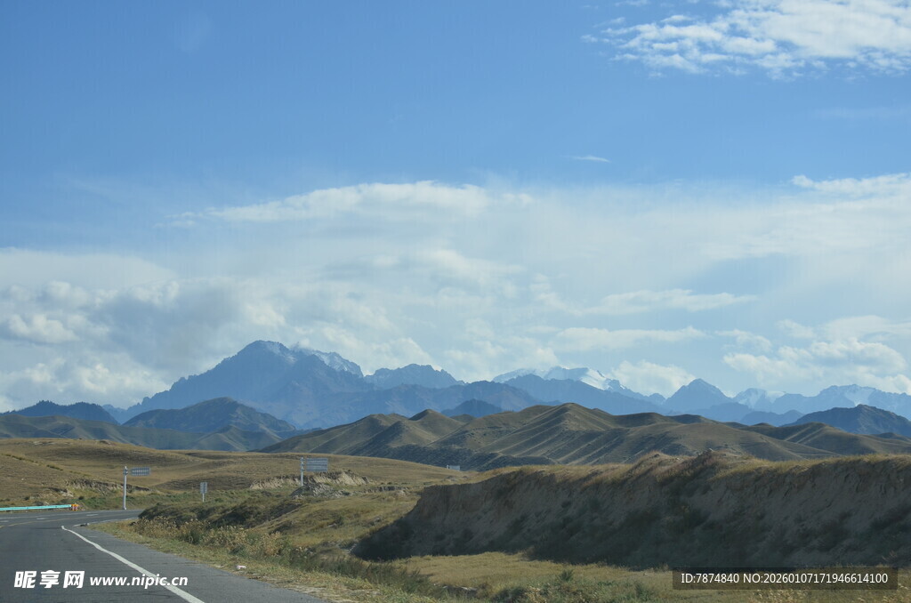 公路伸向远方的壮丽山景