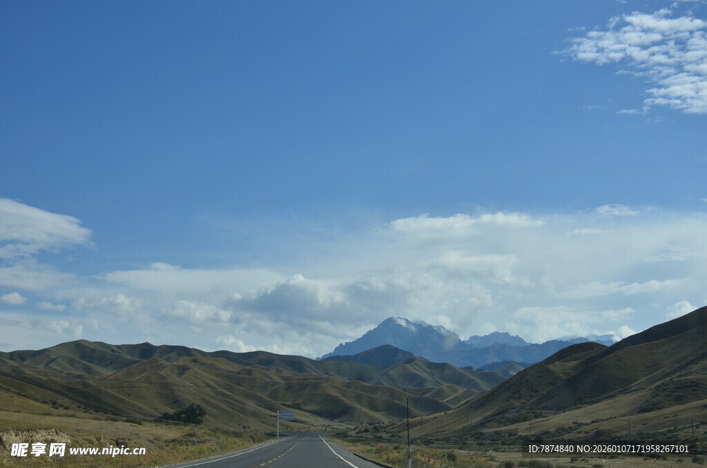 公路延伸向远方山脉