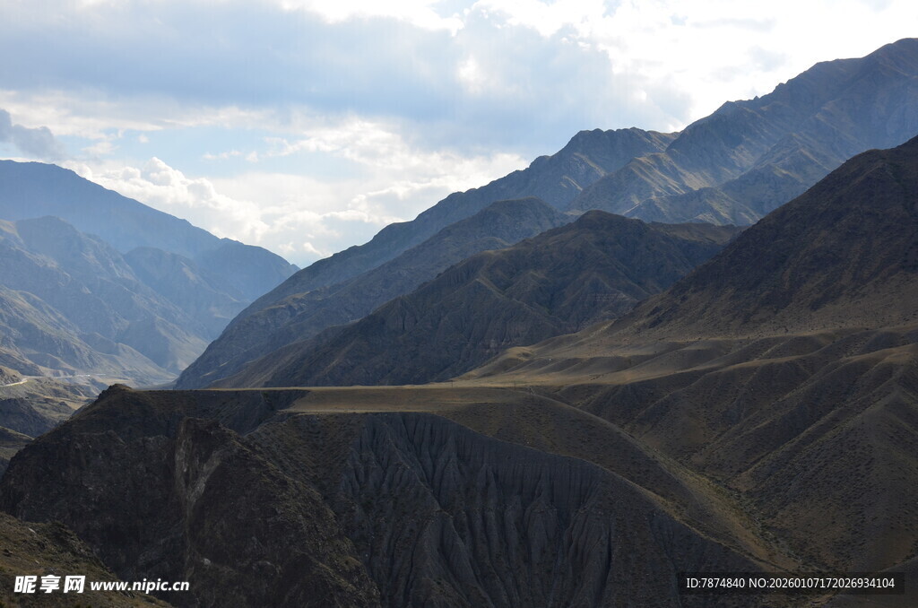 壮丽山景 展现自然雄浑之美