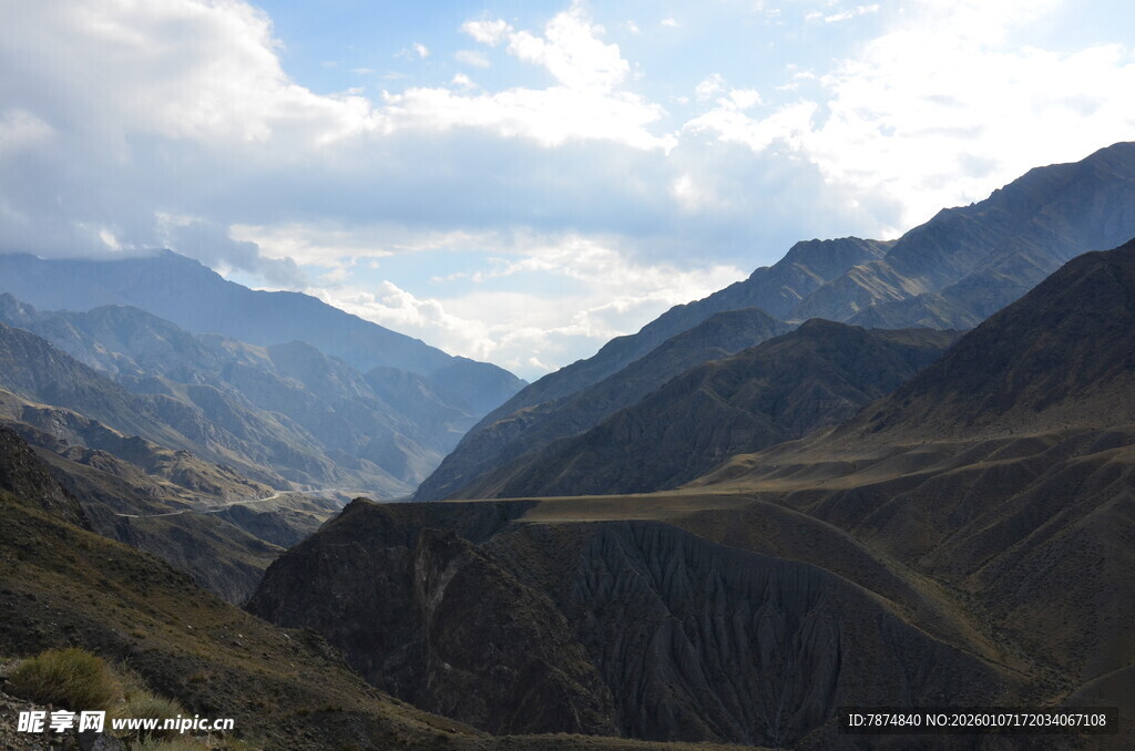 壮丽山景 蓝天白云添秀色