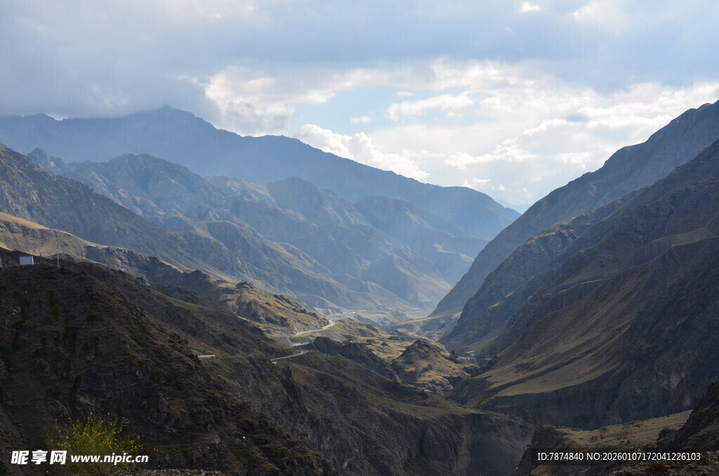壮丽山景 云雾缭绕山谷