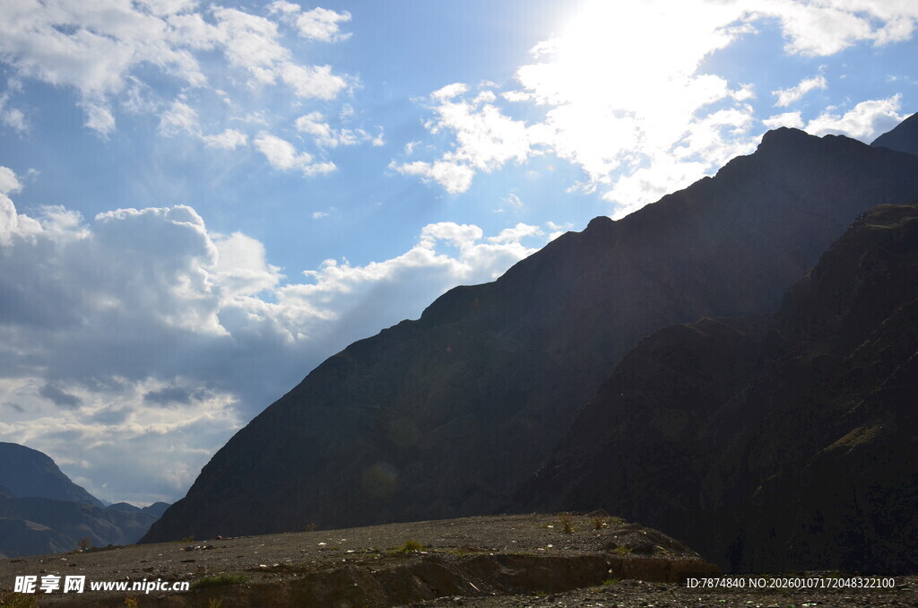 山间晴日风景图