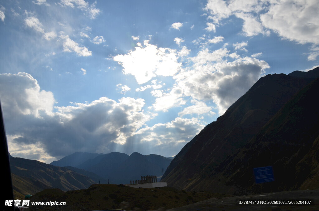 山间蓝天与白云的景致
