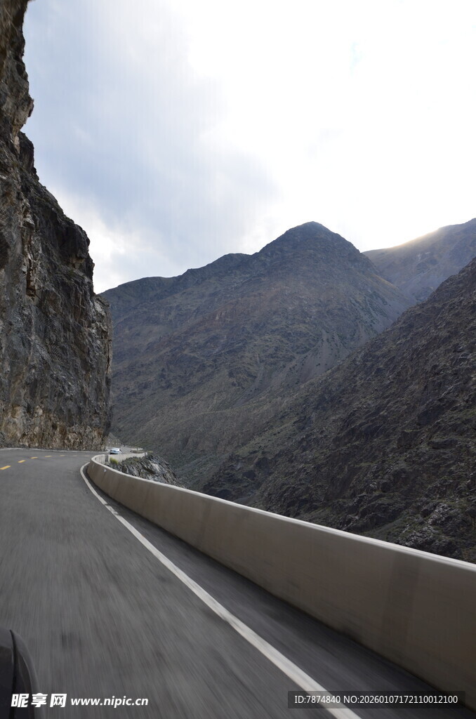 蜿蜒山间公路风景
