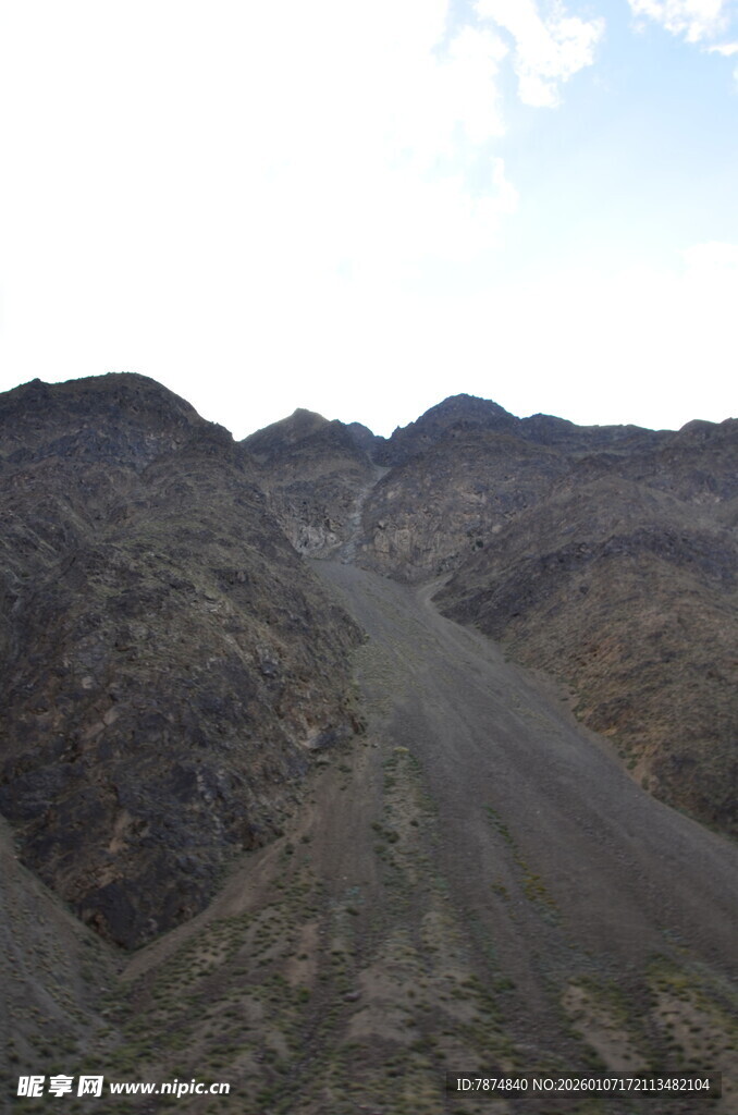 俯瞰山间蜿蜒道路