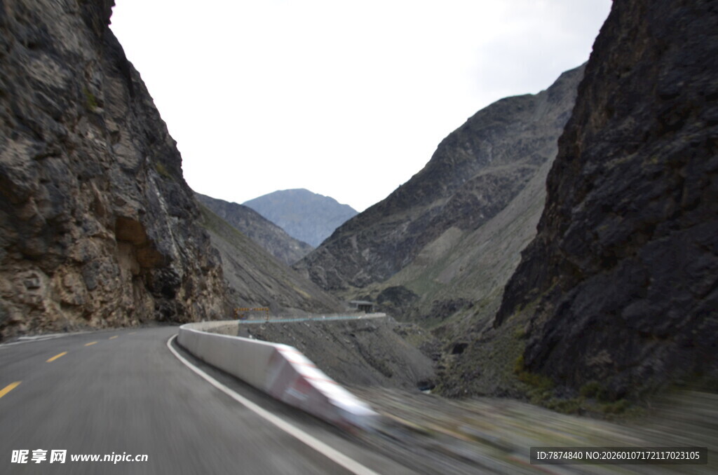 蜿蜒山间公路美景