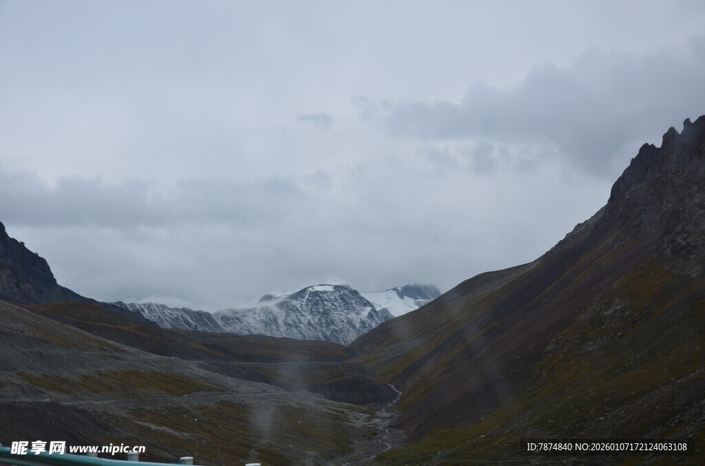 山间云雾缭绕的壮美景色