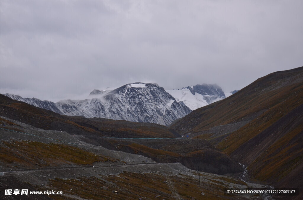 雪山下的多彩山峦