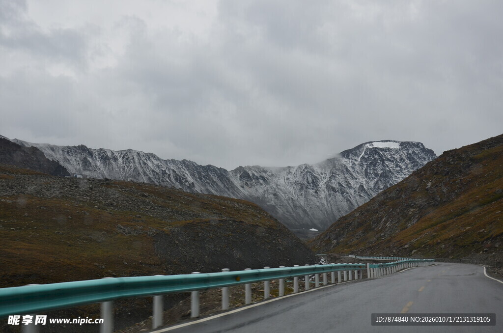 山间公路 云雾缭绕的美景