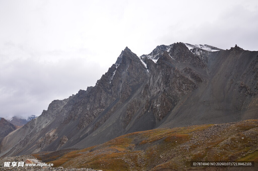 巍峨雪山壮丽景致