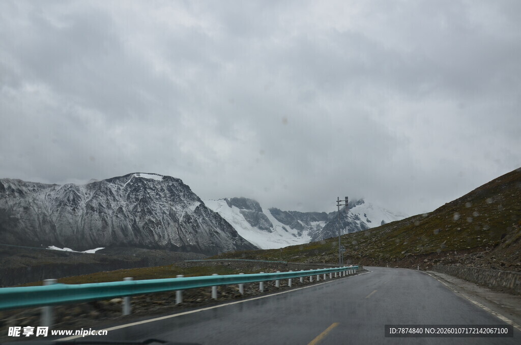 公路边的雪山壮丽景致