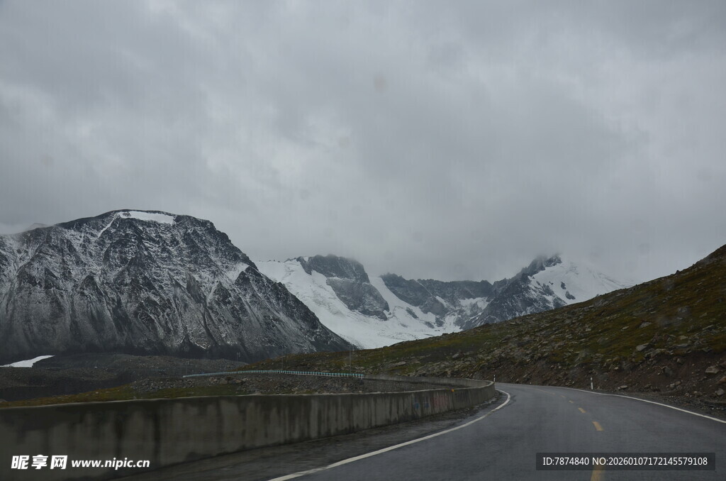 蜿蜒山路旁的壮丽雪山