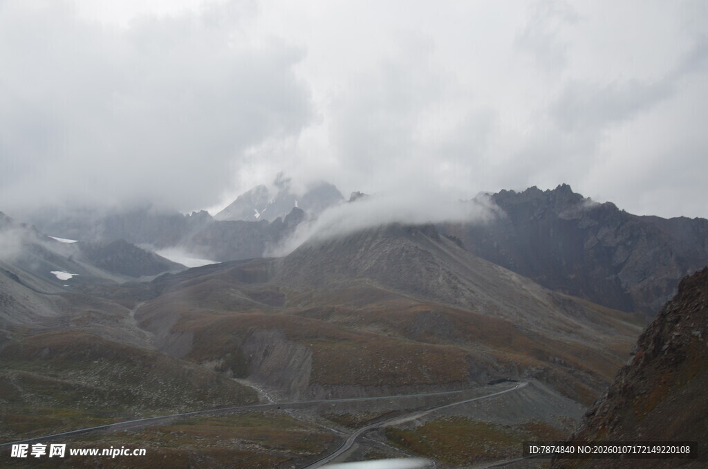 云雾缭绕的壮美山脉