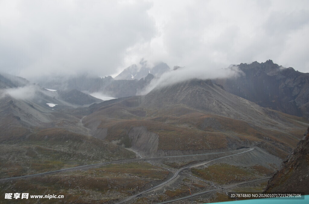 云雾缭绕的壮美山间景色