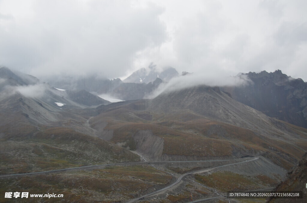 云雾缭绕的壮美山峦景色