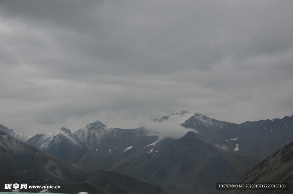 阴云下的壮丽雪山景观