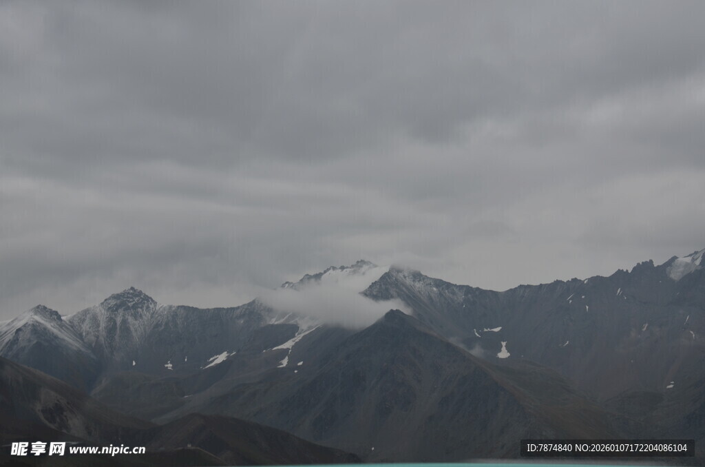 云雾缭绕的雪山湖泊景观