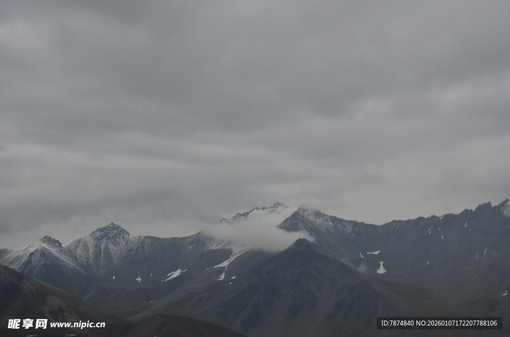 云雾缭绕的壮丽雪山景观