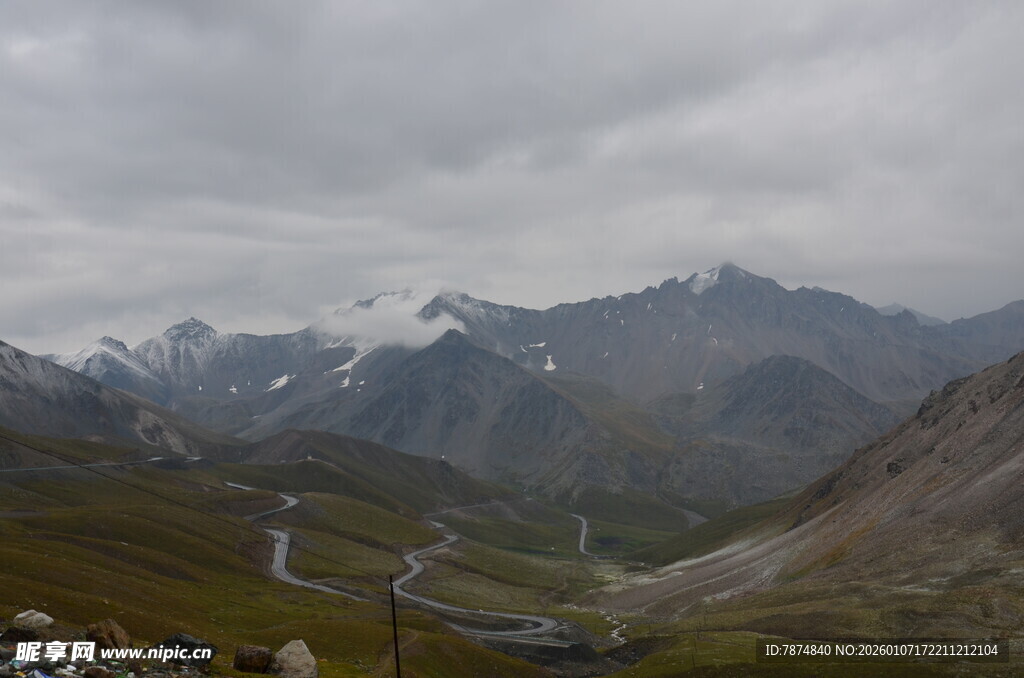 山间公路 云雾缭绕的美景