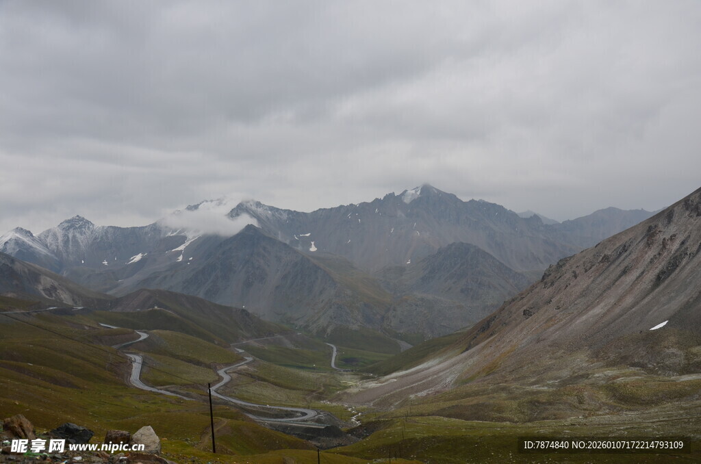 山间公路 云雾缭绕的美景