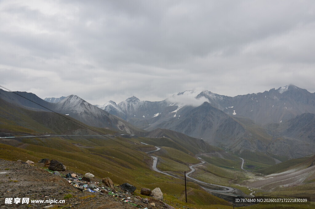 山间公路 云雾缭绕的美景