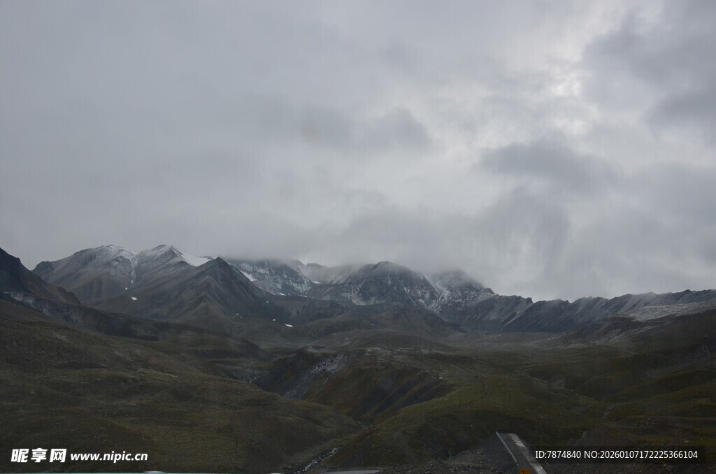 云雾缭绕的壮丽山脉景观