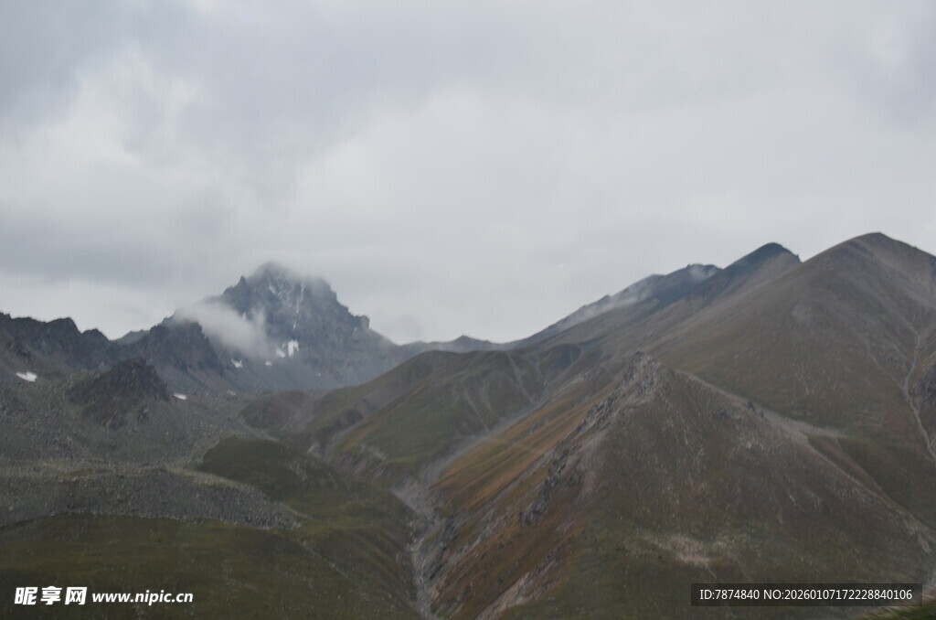 云雾缭绕的壮丽山脉