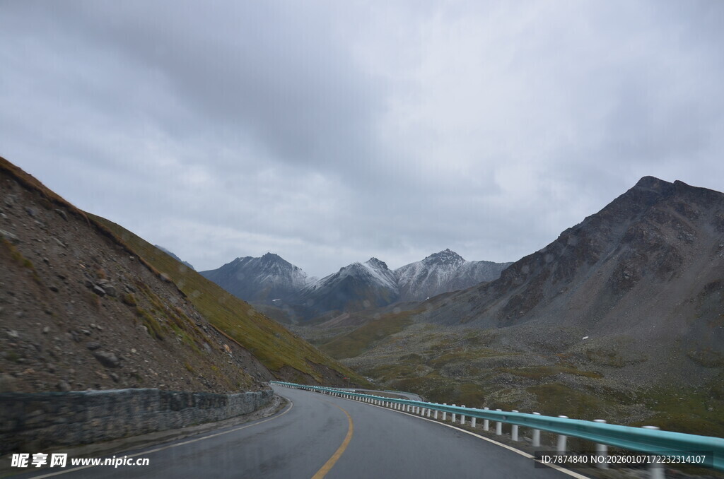 山间公路蜿蜒于壮丽景色中
