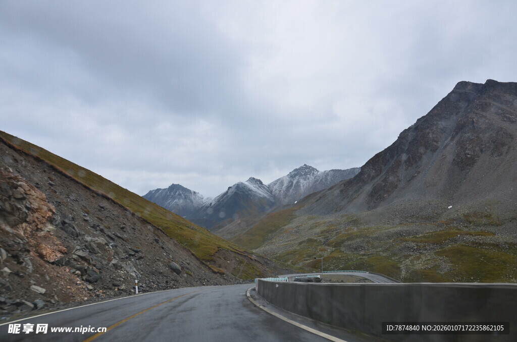 蜿蜒山路旁的壮美山峦