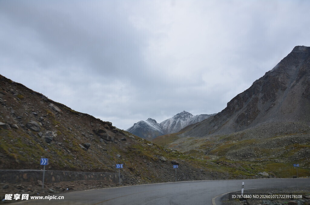 山间公路 云雾缭绕之景