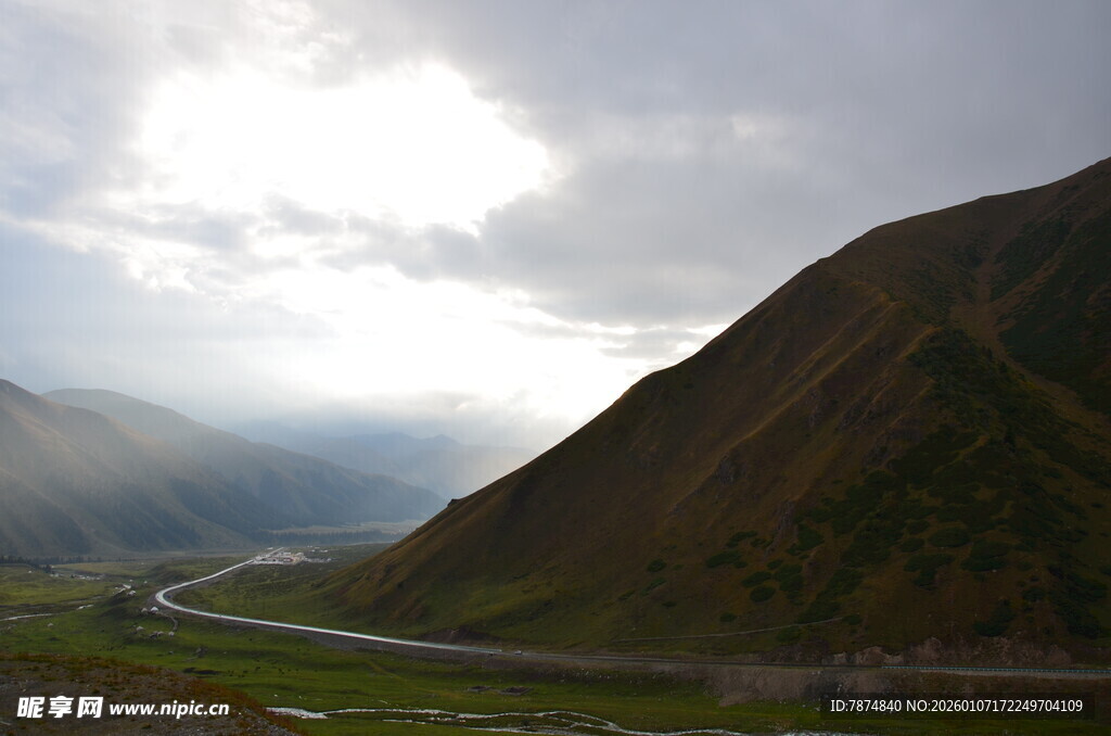 山间蜿蜒公路美景