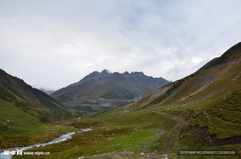 山间绿野溪流美景