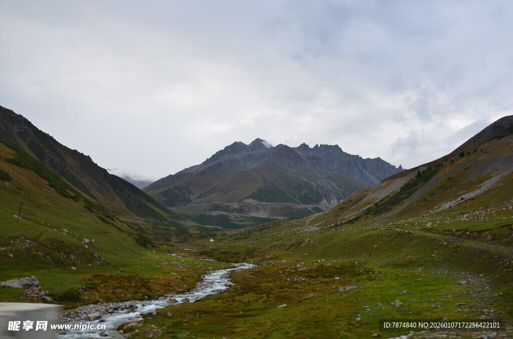 山间溪流伴青山美景